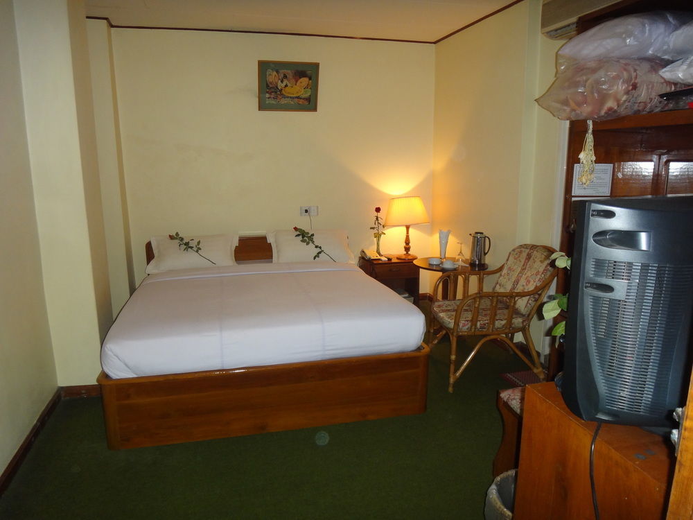 Chit Sayar Hotel Yangon Exterior photo